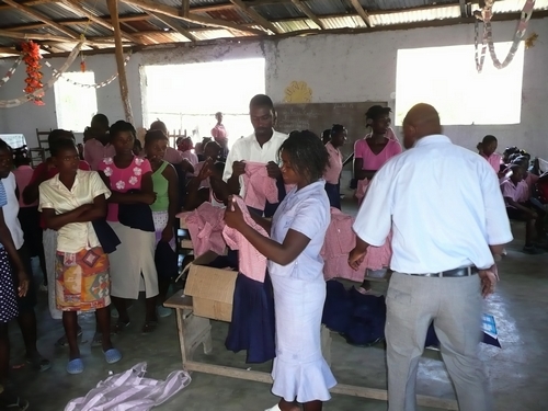 La fete de Noel 2007 - distribution des uniformes scolaires.jpg